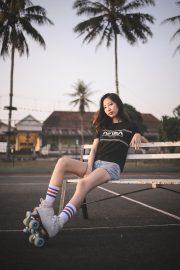 古装武侠电影海报，侠客在竹林中飞跃，水墨风格画面古典唯美